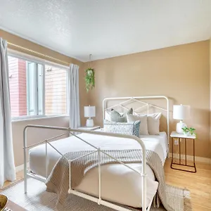 - Adorable Bright 1 Bed Near Ohsu Portland